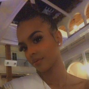 Meet your Posher, Alanis